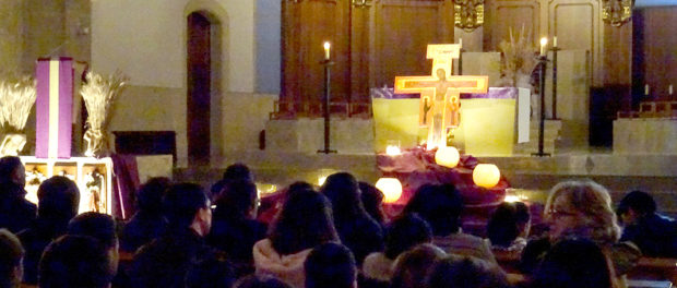 La vetlla de pregària ‘Worship night’ aplega més d’un centenar de joves a Torredembarra